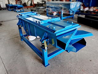 利用散粒物料與篩面的相對運動，使部分顆粒透過篩孔.